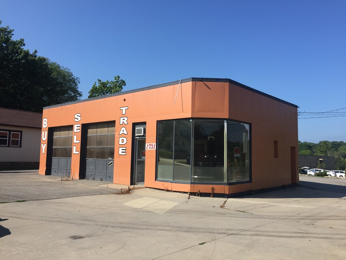 1731 Center Point Rd NE, Cedar Rapids, IA 52402