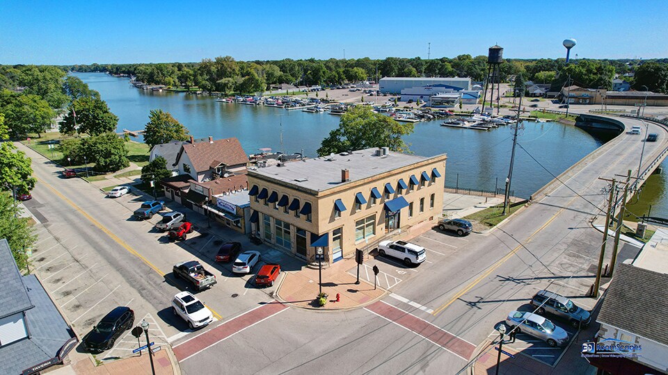 1402 N Riverside Dr, McHenry, IL for sale - Primary Photo - Image 1 of 1