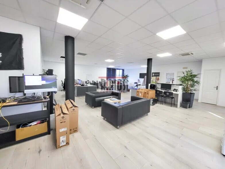 Office in Six-Fours-les-Plages for sale - Interior Photo - Image 1 of 11