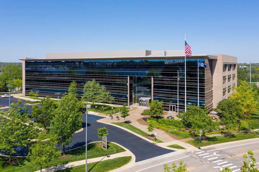 1000 Oakbrook Dr, Ann Arbor, MI for lease - Primary Photo - Image 1 of 9