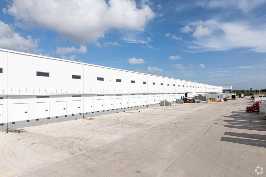 21500 NW 47th Ave, Miami Gardens, FL for lease - Building Photo - Image 2 of 11