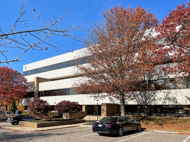 651 Holiday Dr, Pittsburgh, PA for lease - Building Photo - Image 2 of 12
