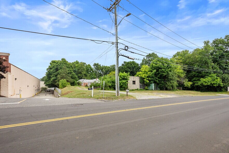 46 Sandy Ln, Brookfield, CT for sale - Primary Photo - Image 1 of 1