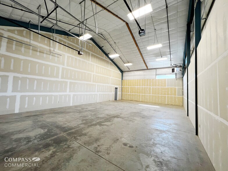 692 N Aylor Ct, Sisters, OR for lease - Interior Photo - Image 2 of 7