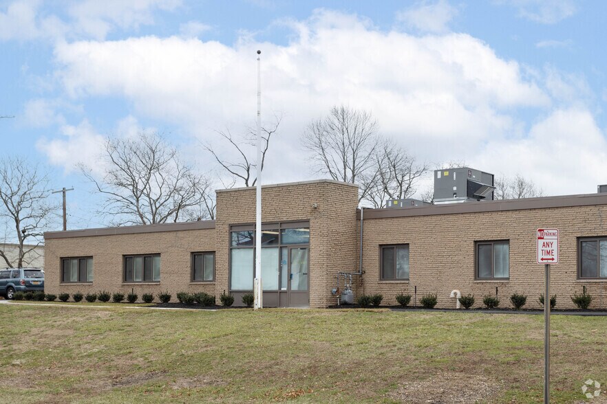 300 Broadway, Huntington Station, NY for sale - Primary Photo - Image 1 of 1