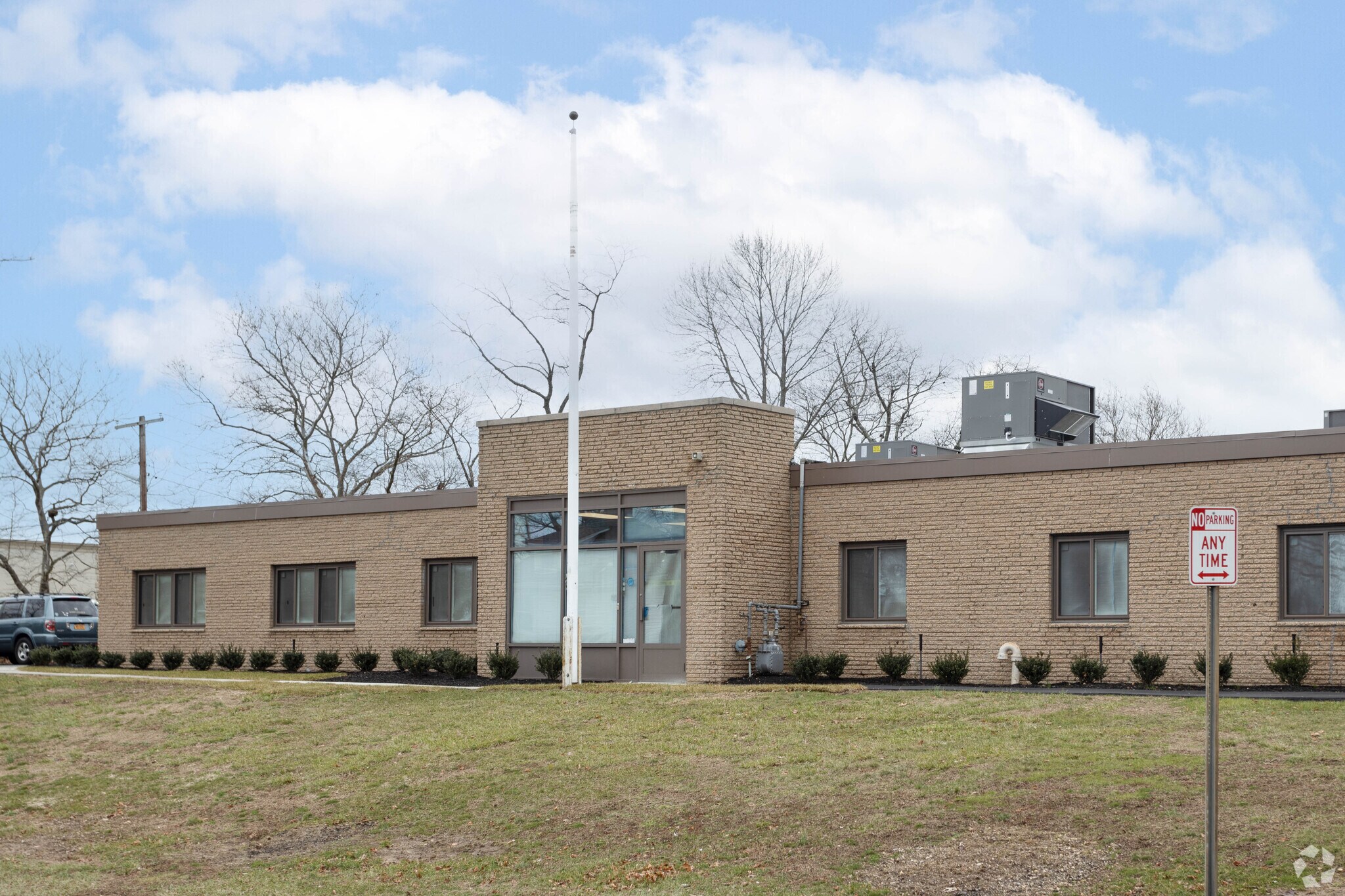 300 Broadway, Huntington Station, NY for sale Primary Photo- Image 1 of 1