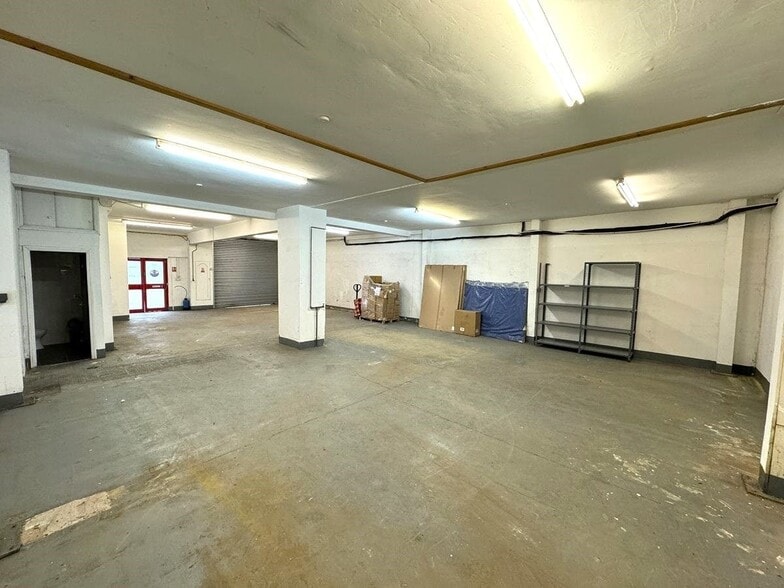 St Johns Rd, Isleworth for sale - Interior Photo - Image 2 of 30