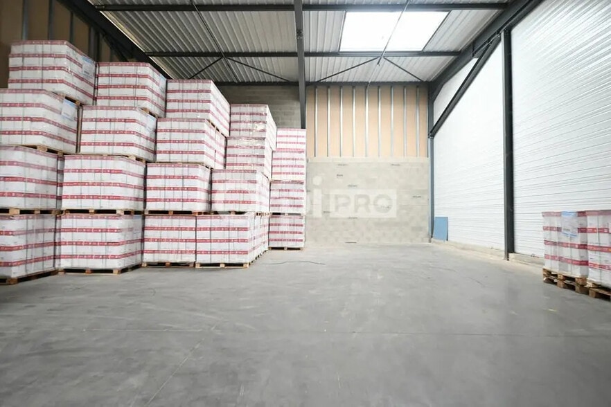 Flex in Sennecey-le-Grand for lease - Interior Photo - Image 1 of 4