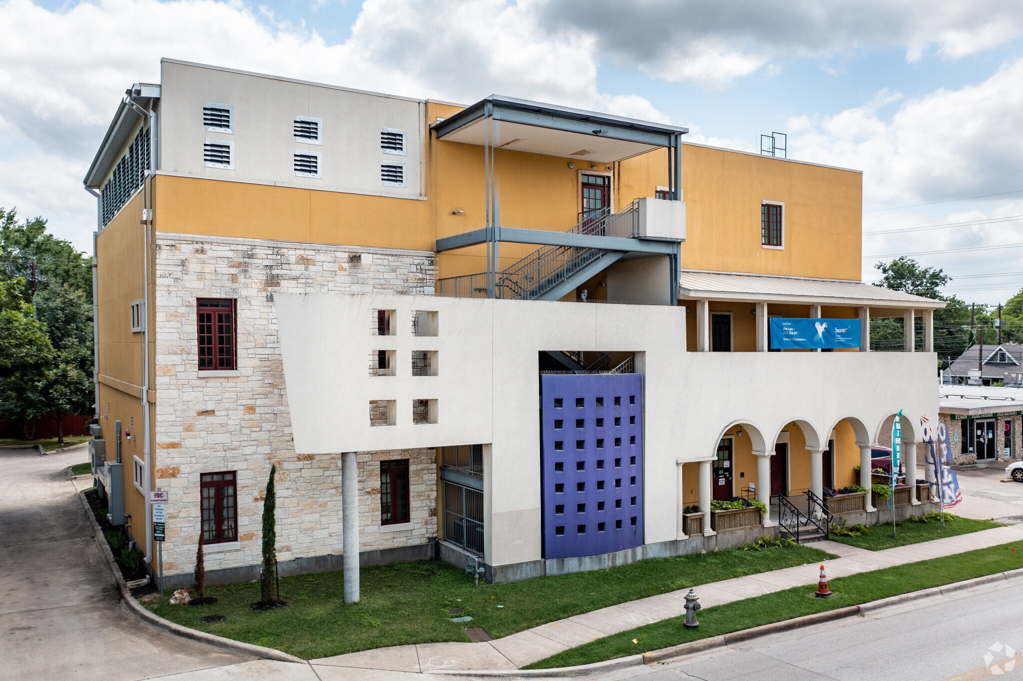 1901 E Cesar Chavez St, Austin, TX for lease Building Photo- Image 1 of 22