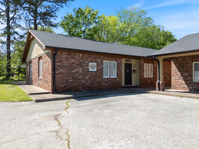 100 E Poplar St, Fayetteville, AR for lease - Building Photo - Image 3 of 14