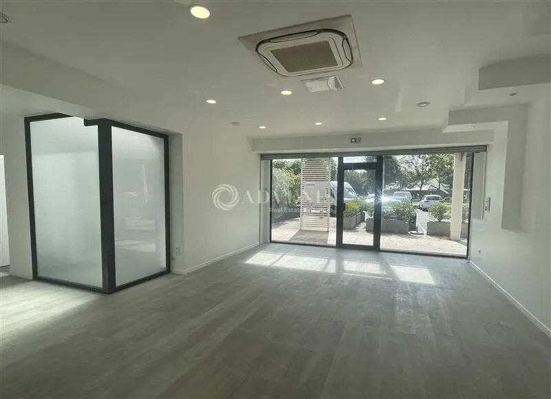 Retail in Tremblay-en-France for lease - Interior Photo - Image 2 of 8