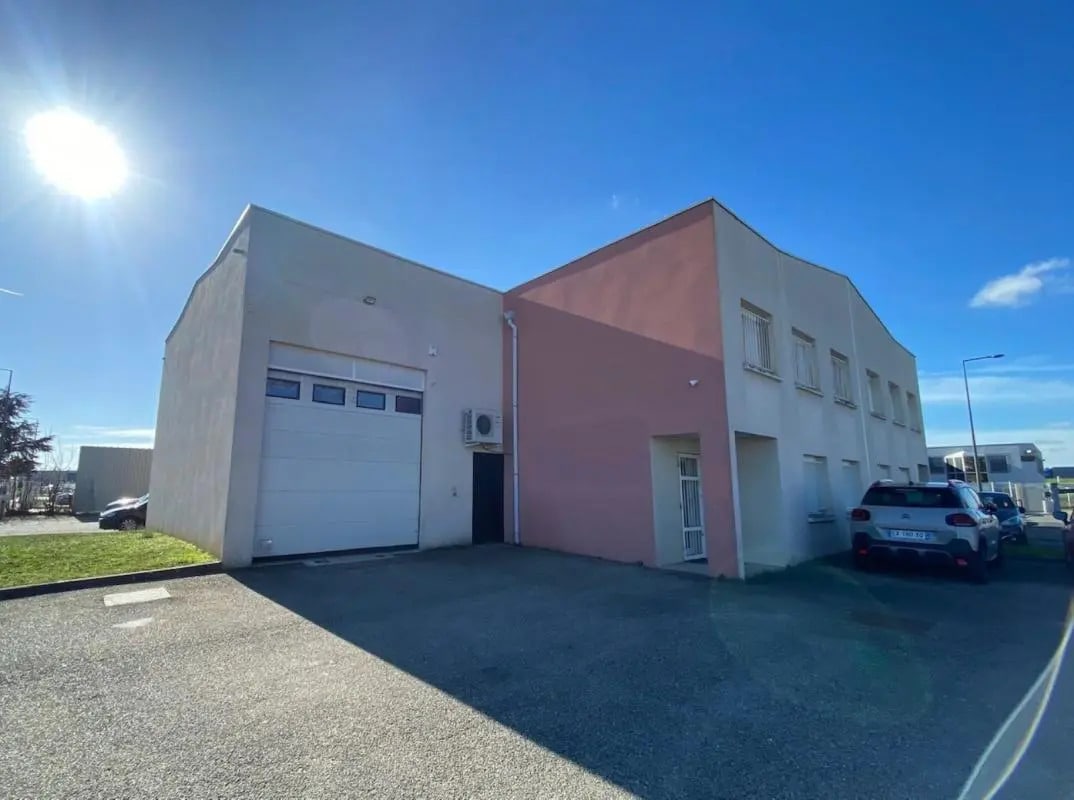 Office in Genas for lease Building Photo- Image 1 of 3