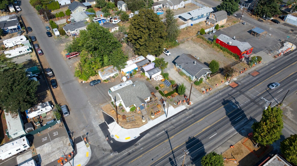 8137 SE Henderson Ave, Portland, OR for sale - Building Photo - Image 3 of 8