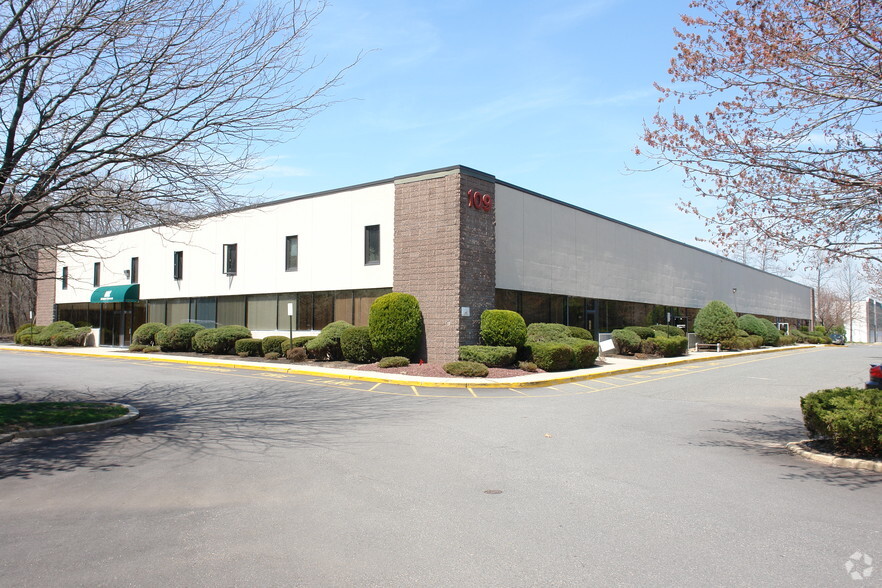 109 White Oak Ln, Old Bridge, NJ for lease - Primary Photo - Image 1 of 4