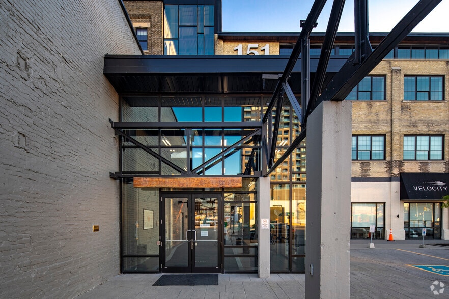 121-151 Charles St W, Kitchener, ON for lease - Building Photo - Image 3 of 4