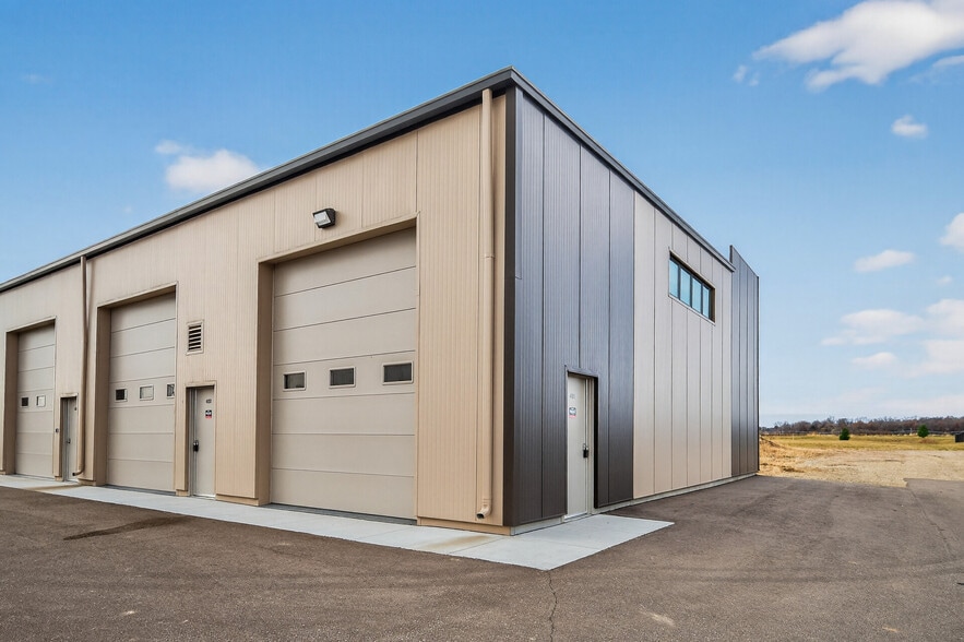 663 Valerie Ave, Hudson, WI for sale - Building Photo - Image 2 of 35