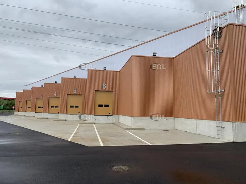 Industrial in Le Coudray-Montceaux for lease - Building Photo - Image 2 of 6