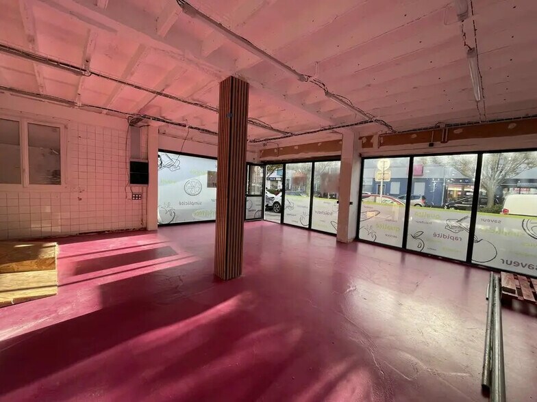 Retail in Lorient for lease - Interior Photo - Image 2 of 7