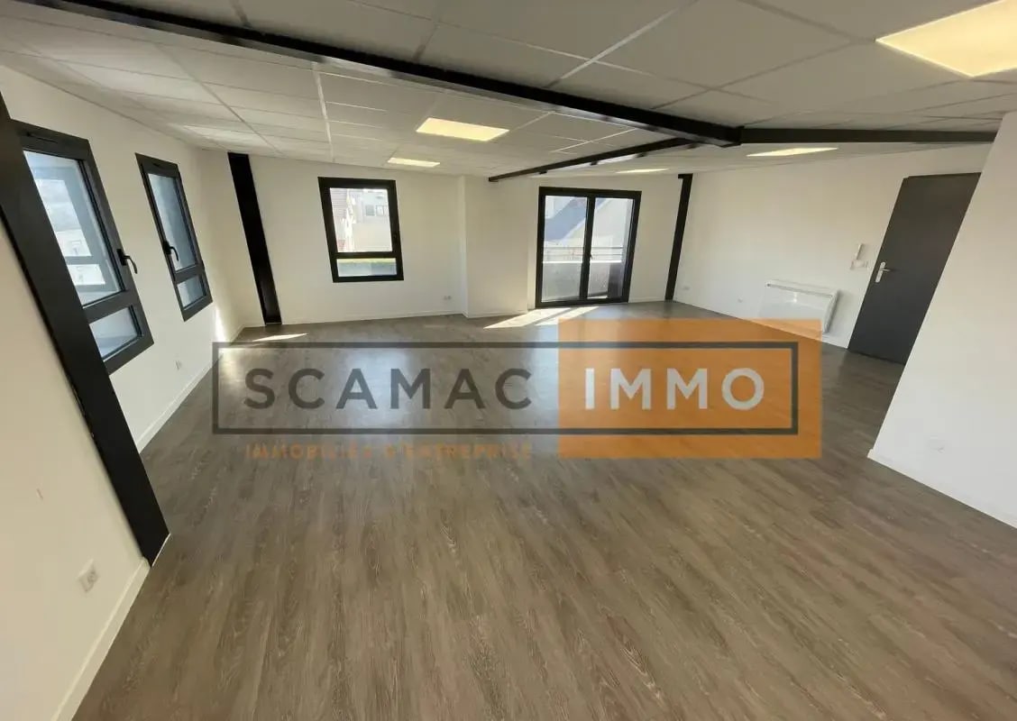 Office in Lagny-sur-Marne for lease Interior Photo- Image 1 of 3