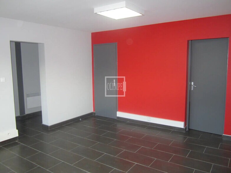Flex in La Chapelle-sur-Erdre for lease - Interior Photo - Image 3 of 5