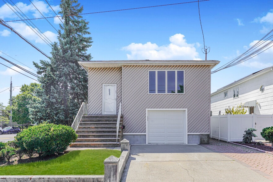 622 Barlow Ave, Staten Island, NY for sale - Building Photo - Image 2 of 31