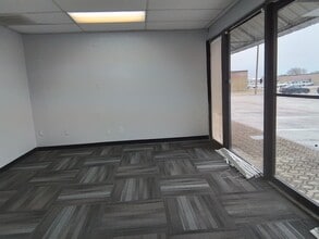2601-2621 Aero Dr, Grand Prairie, TX for lease Building Photo- Image 2 of 13