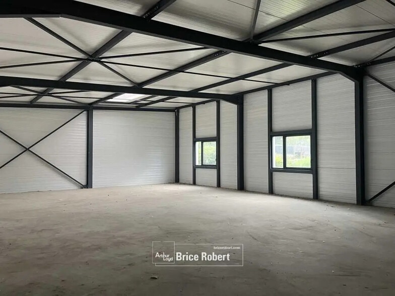 Flex in Trévoux for lease - Building Photo - Image 3 of 5