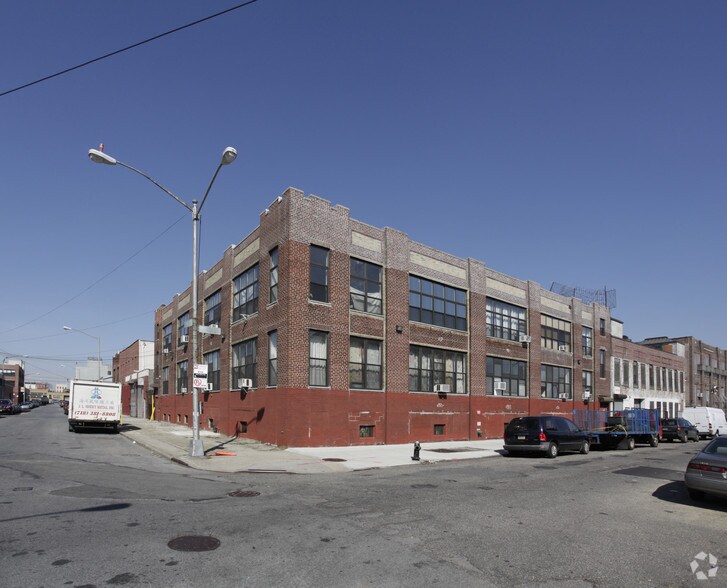 333 Scholes St, Brooklyn, NY for lease - Primary Photo - Image 2 of 24