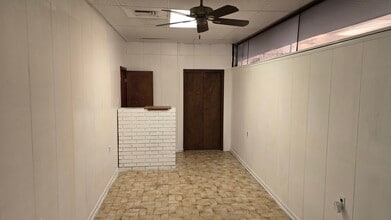 Stumpf Plaza, Gretna, LA for lease Interior Photo- Image 1 of 9