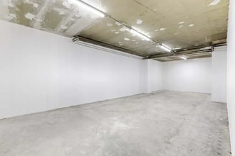 Retail in Paris for lease Interior Photo- Image 2 of 2