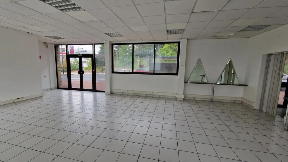 Retail in Neuilly-Plaisance for lease - Building Photo - Image 1 of 5