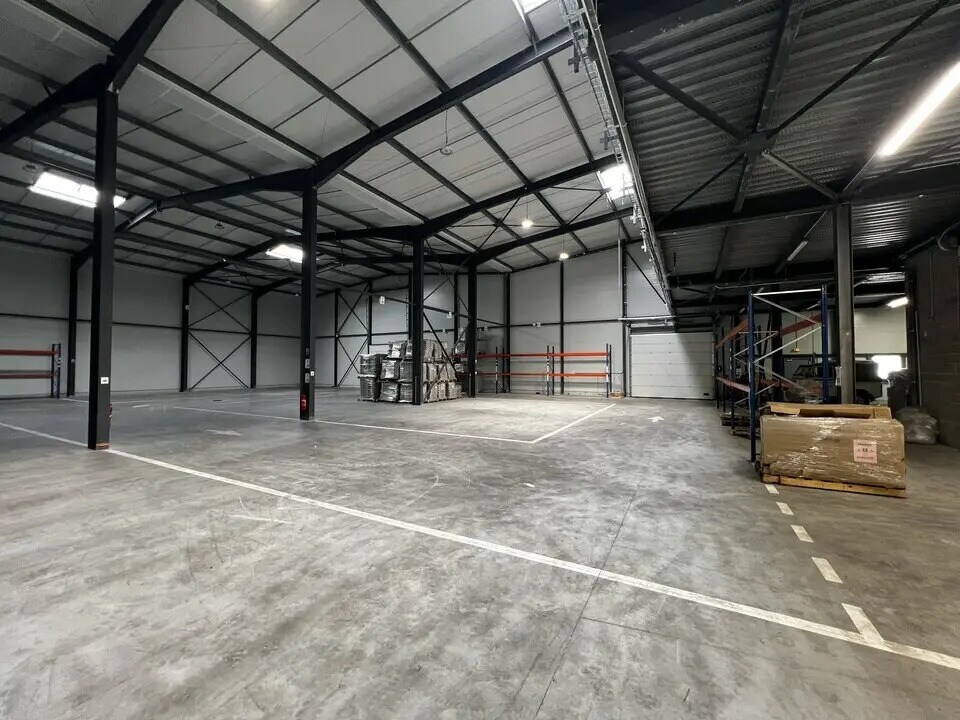 Office in Entraigues-sur-la-Sorgue for lease Building Photo- Image 1 of 15