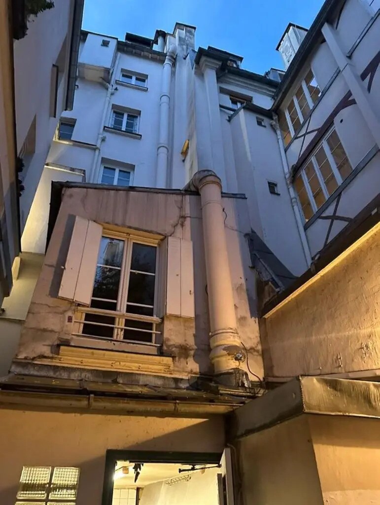 Retail in Paris for lease Building Photo- Image 1 of 2