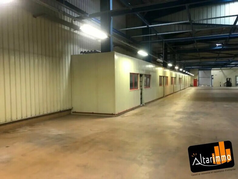 Flex in Lucé for lease - Interior Photo - Image 3 of 6