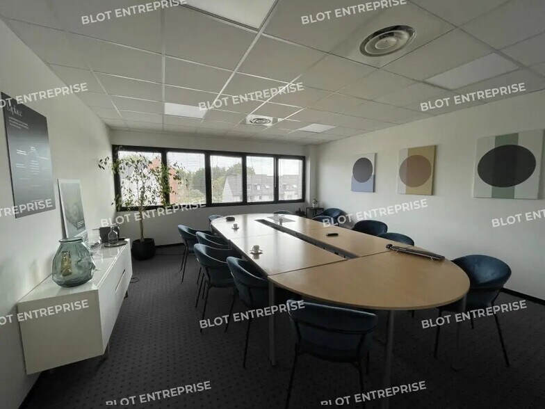 Office in Saint-Grégoire for lease - Interior Photo - Image 2 of 9