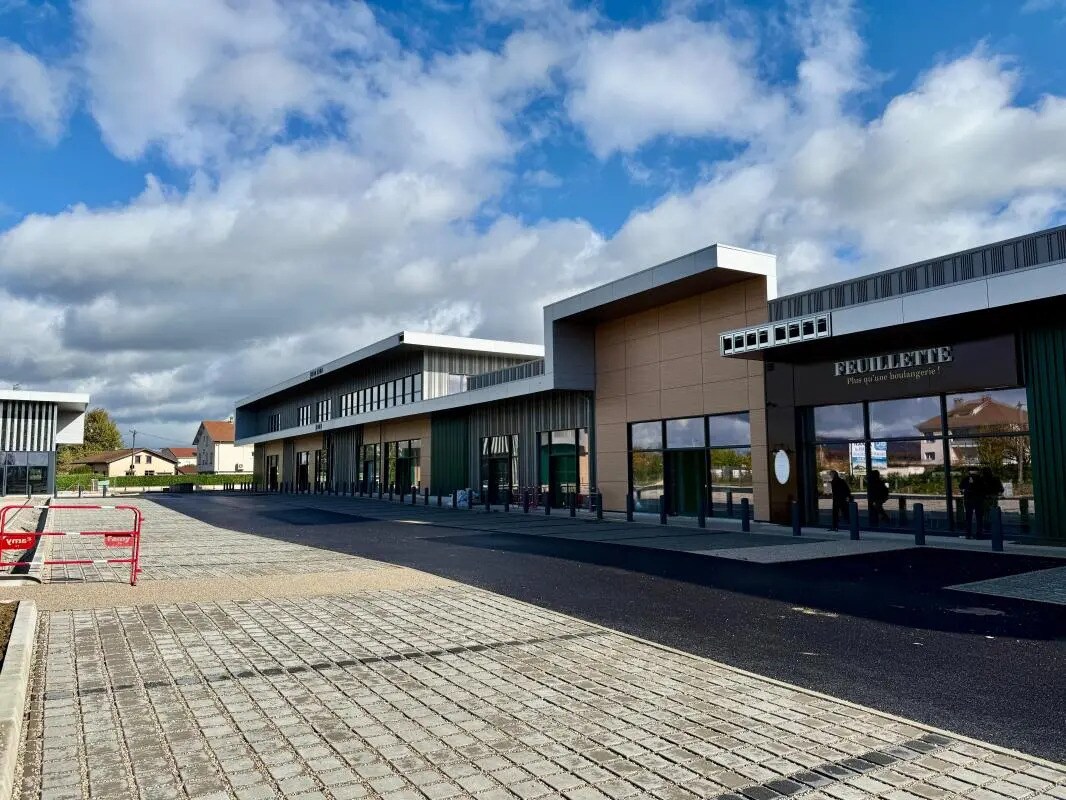 Office in Saint-Denis-lès-Bourg for lease Building Photo- Image 1 of 4