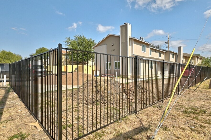 6709 Wentworth Dr, Austin, TX for sale - Building Photo - Image 2 of 28