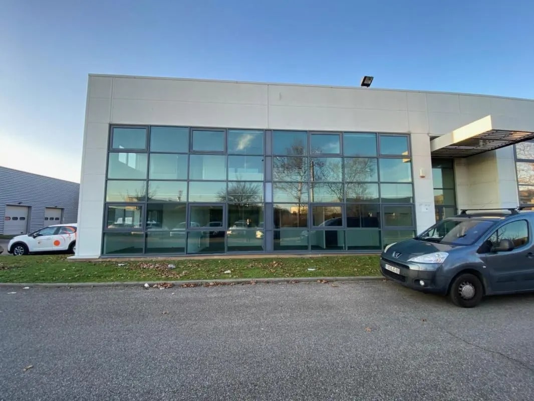 Flex in Décines-Charpieu for lease Building Photo- Image 1 of 7