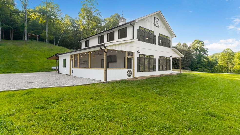 1651 Winding Stairs rd, Topton, NC for sale - Primary Photo - Image 2 of 69