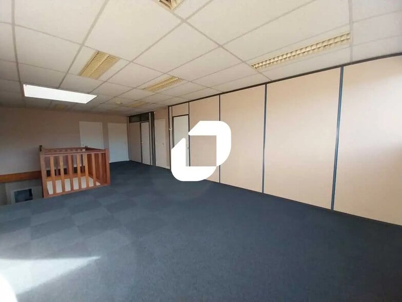 Office in Voisins-le-Bretonneux for lease - Interior Photo - Image 3 of 11