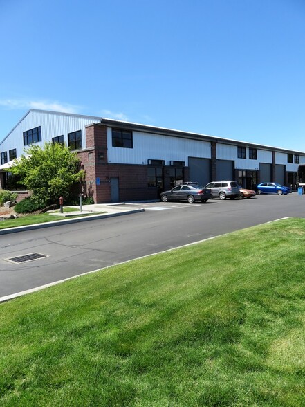 2121 SW Deerhound Ave, Redmond, OR for lease - Building Photo - Image 1 of 17