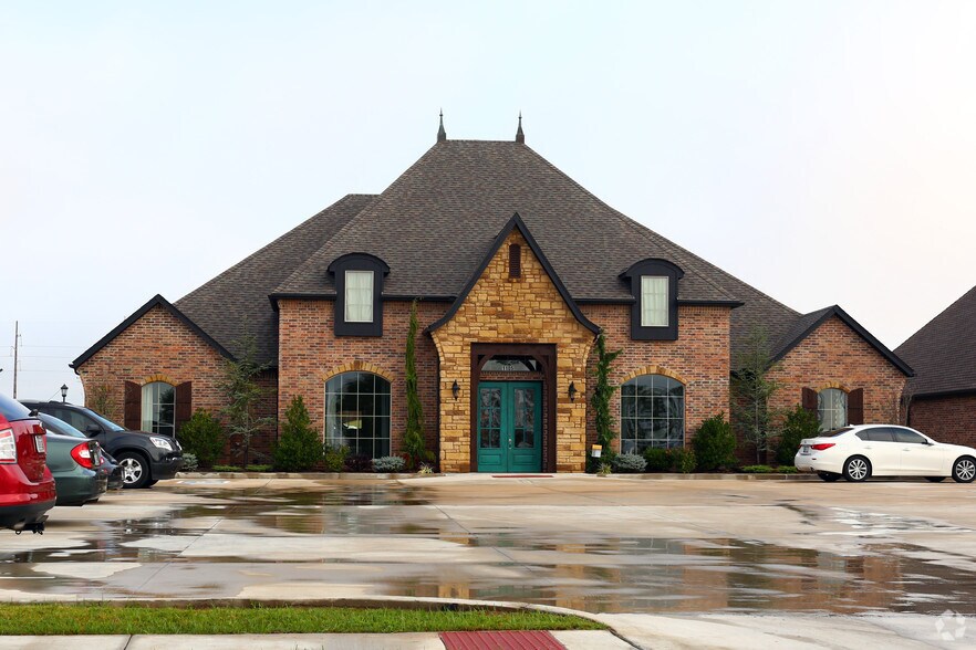 1105 SW 30th Ct, Moore, OK for sale - Primary Photo - Image 1 of 1