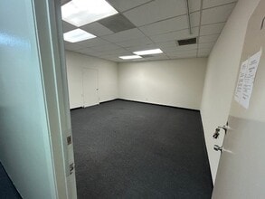 4800 W 34th St, Houston, TX for lease Interior Photo- Image 2 of 2