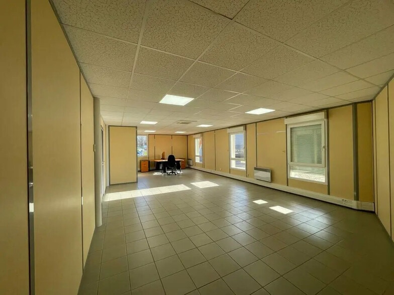 Office in Bourgoin-Jallieu for lease - Interior Photo - Image 1 of 12
