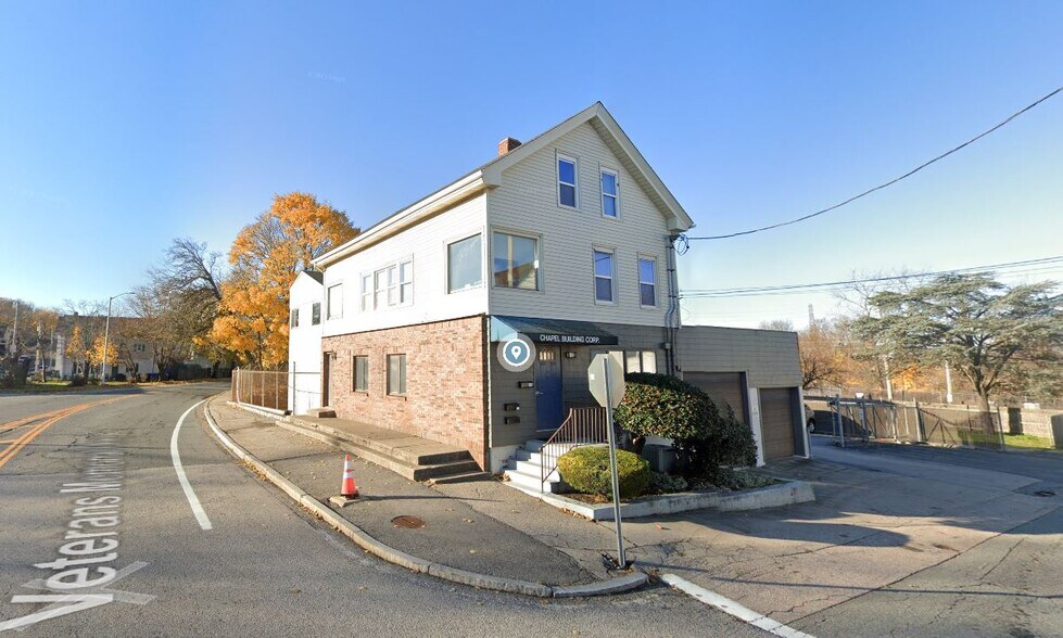 33 Veterans Memorial Pky, East Providence, RI for sale - Primary Photo - Image 1 of 1