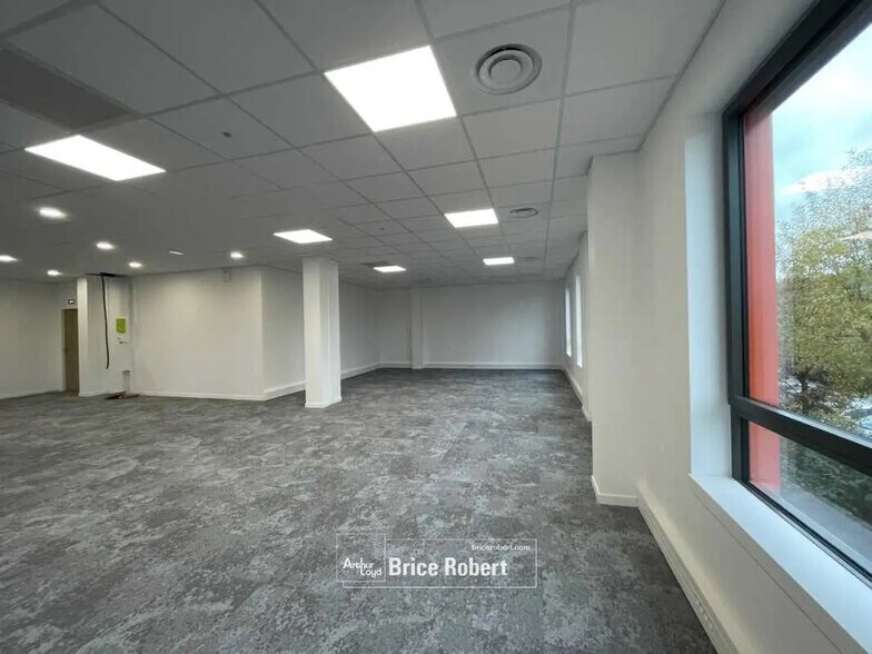 Office in Montluel for lease - Interior Photo - Image 3 of 13