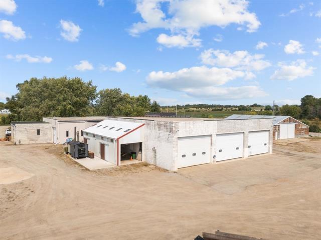 8889 Oakwood Ave, Neenah, WI for sale - Building Photo - Image 1 of 70