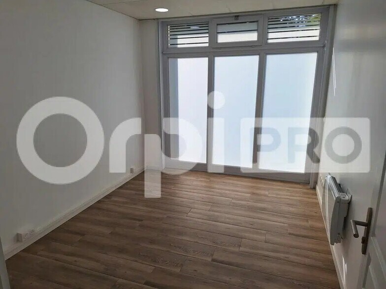 Office in Compiègne for lease - Building Photo - Image 3 of 6