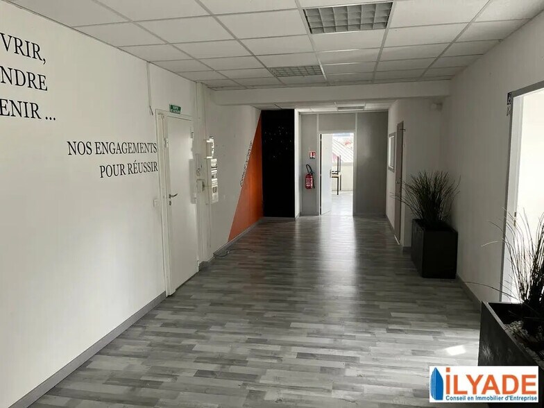 Office in Aix-en-Provence for lease - Interior Photo - Image 1 of 3