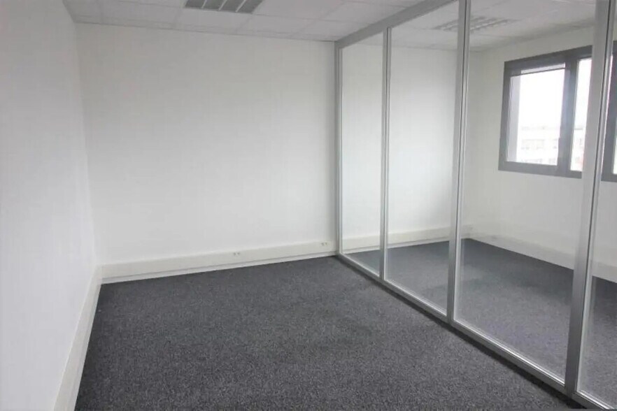 Office in Saint-Grégoire for lease - Interior Photo - Image 3 of 8